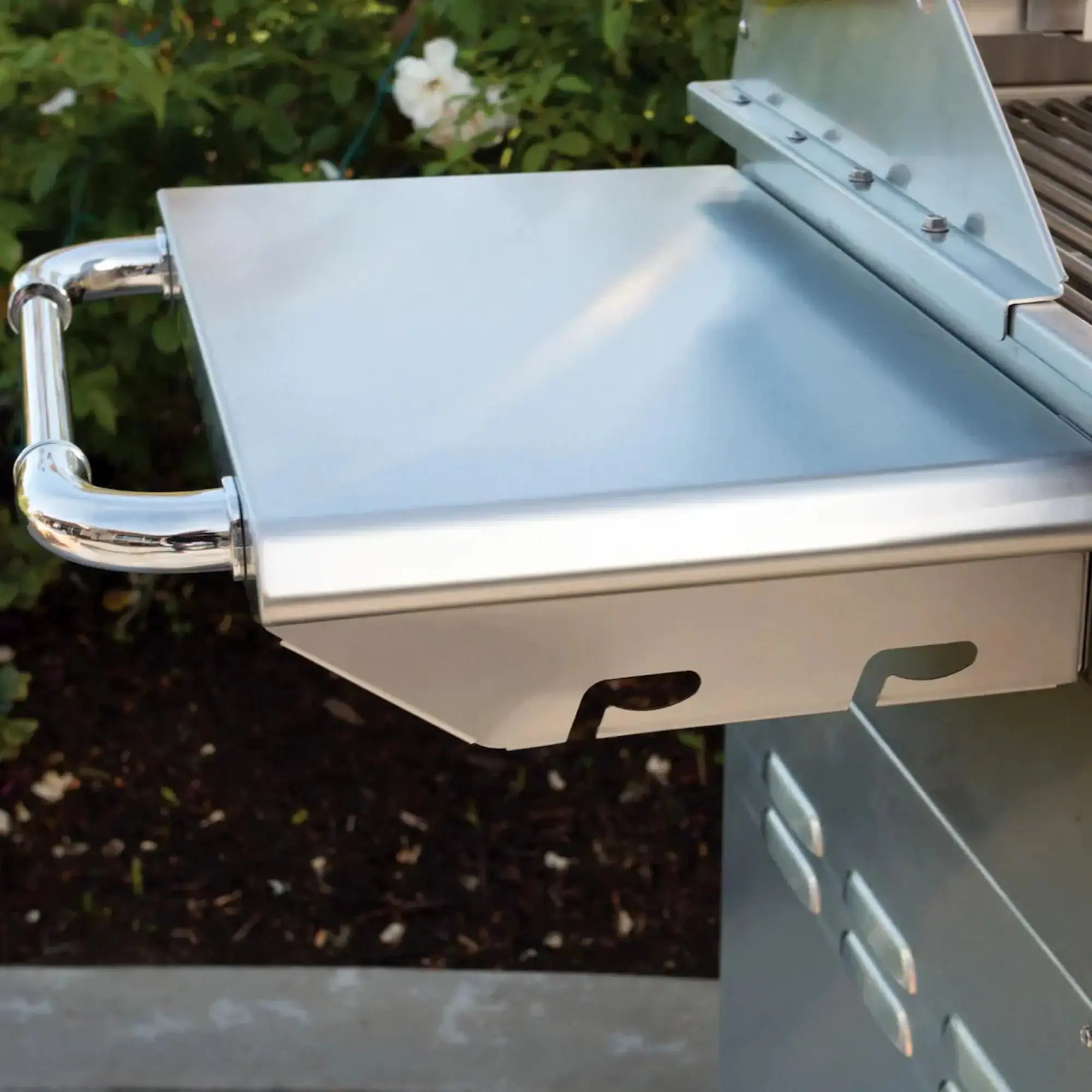 Bull Outlaw 30-Inch 4-Burner Freestanding Gas Grill with Cart Bull