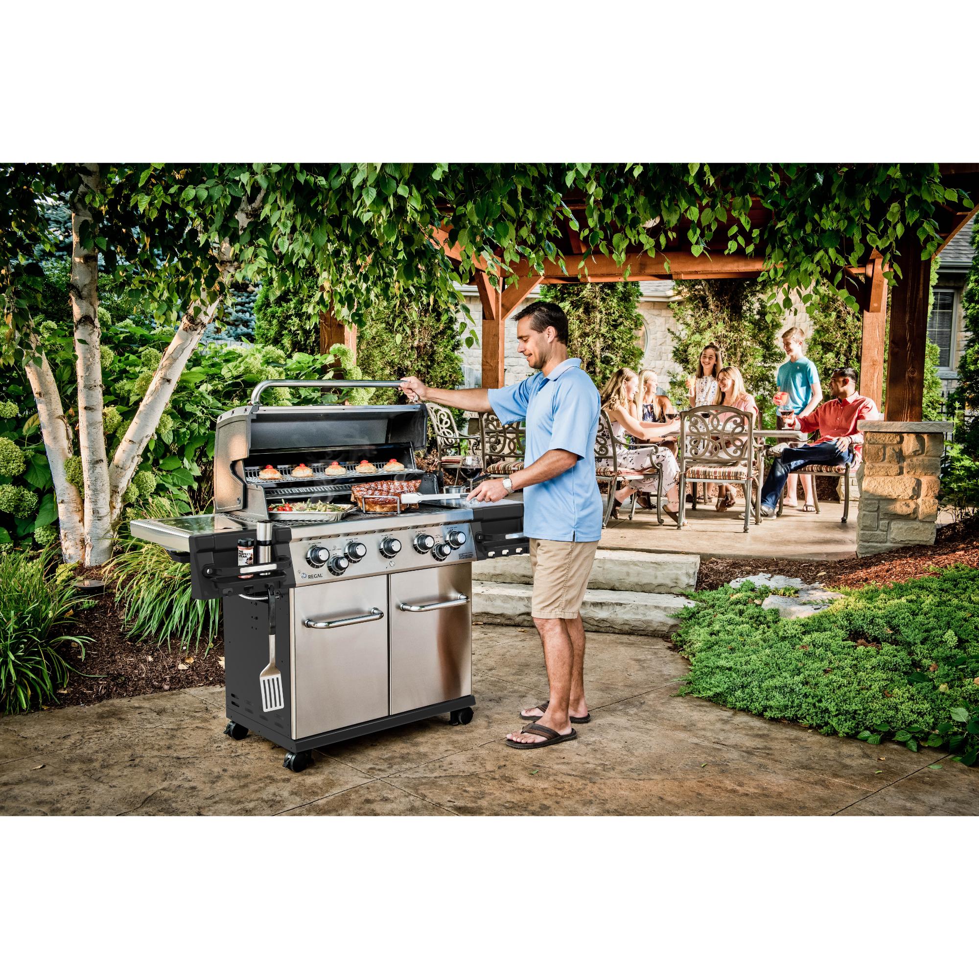 Broil King Regal S 590 Pro 5-Burner Gas Grill with Side Burner & Rotisserie