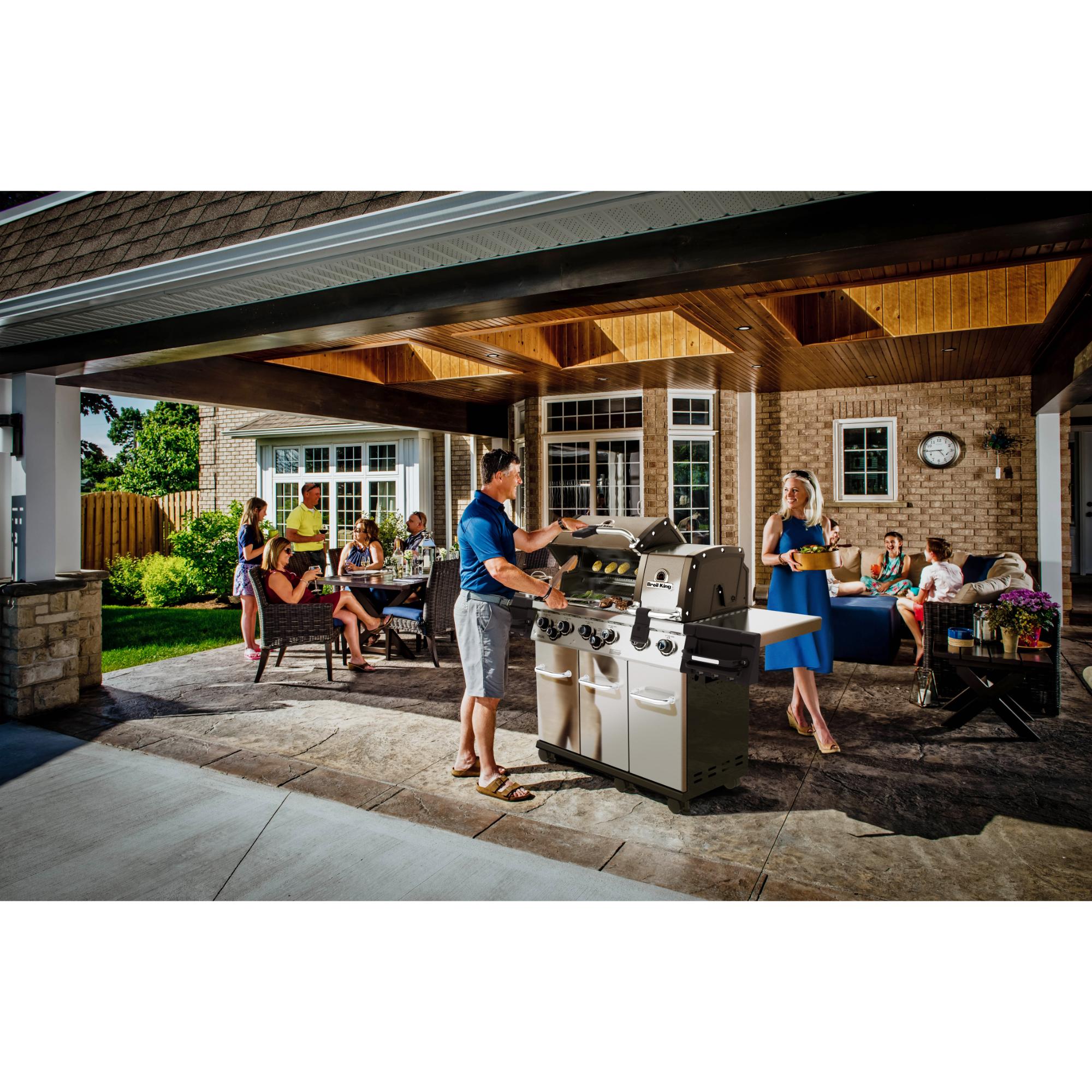 Broil King Regal S 690 Pro IR 6-Burner Gas Grill with Infrared Side Burner & Rotisserie