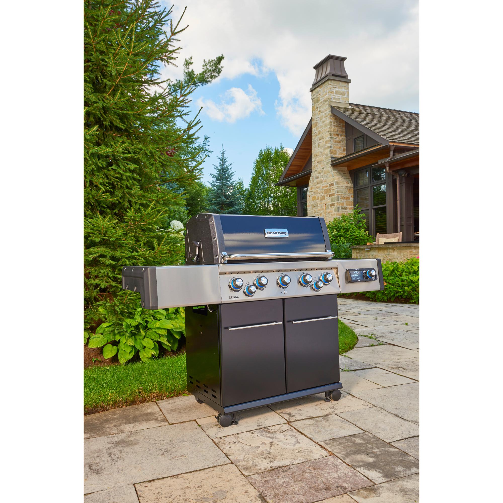 Broil King Regal Q 590 Pro IR Wi-Fi Enabled 5-Burner Gas Grill with Infrared Side Burner & Rotisserie