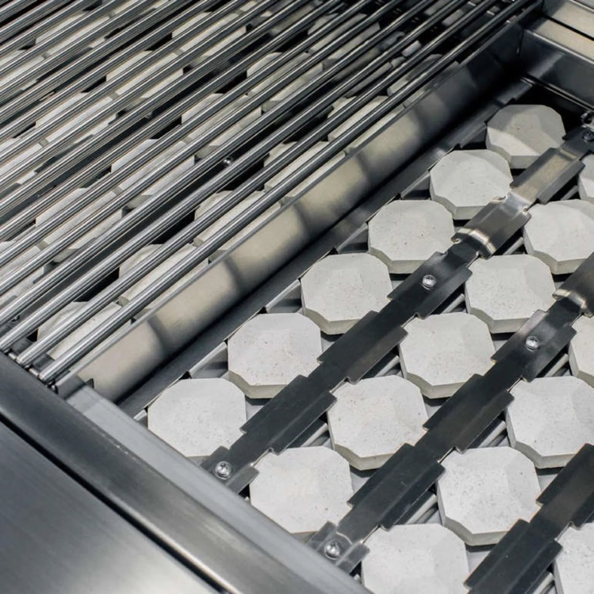 American Made Grills Alturi 42" 3-Burner Built-In Gas Grill — 78,000 BTU w/ Ceramic Briquettes — ALT-42T American Made Grills